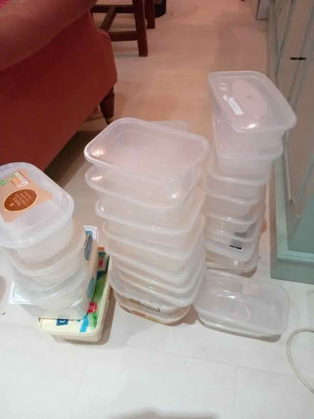 Photo of free assorted plastic containers with lids (Farden SY8) #1