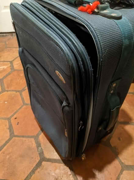 Photo of free Samsonite suitcase, broken zipper (77004) #3