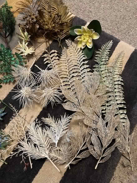 Photo of free Plastic Christmas flowers and leaves (Garston L19) #4