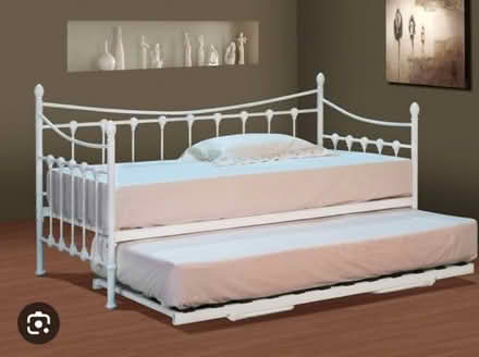Photo of Day bed with trundle (Malvern Wells WR14) #1