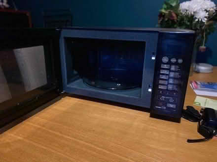 Photo of free Large Samsung Microwave (Prestwich M25) #1