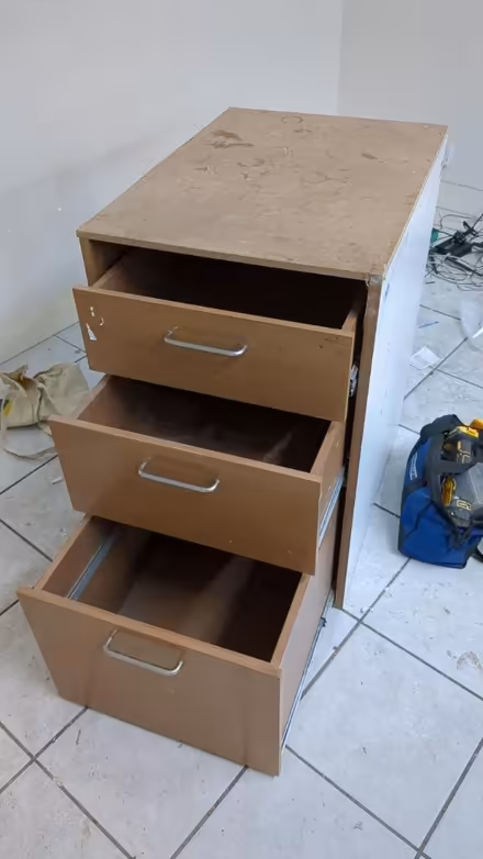 Photo of free Chest of drawers (LE4) #1