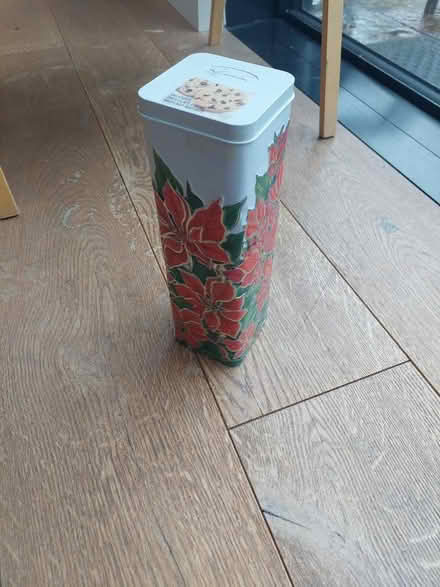 Photo of free Poinsettia tin (Beaconsfield HP9) #2