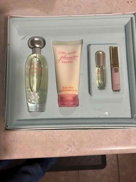 Photo of free Estée Lauder Gift Set (Huron Road and Strasburg) #1