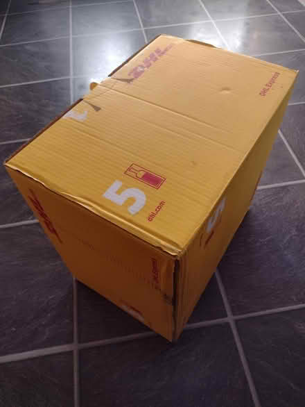 Photo of free DHL 6 bottle delivery box (Phippsville) #1