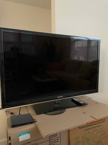 Photo of free Samsung TV (Geneva (Mill Creek North)) #1
