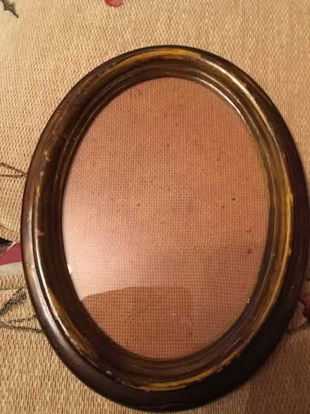 Photo of free Oval photo frame (Wivenhoe CO7) #1