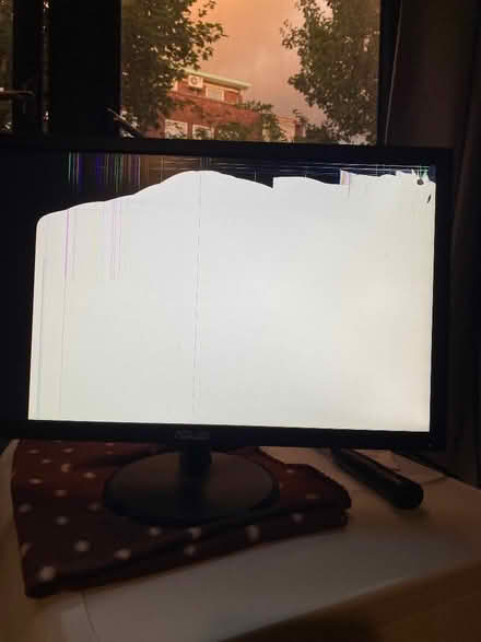Photo of free BROKEN Asus gaming monitor (Ravenscourt Park W6) #1