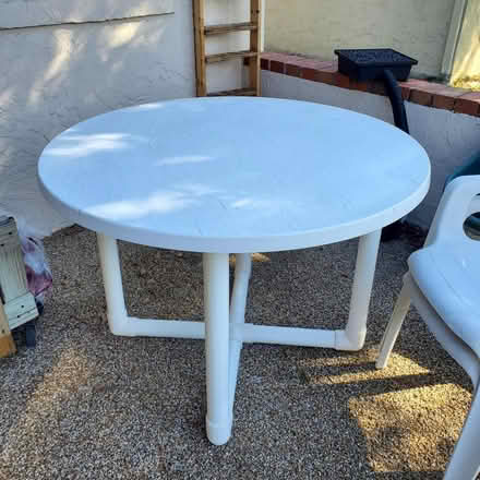 Photo of free White patio set (Orlando/Williamsburg) #3