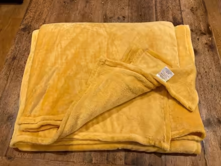 Photo of free Very Soft Rich Yellow Blanket Throw King Double Size (CT21) #1