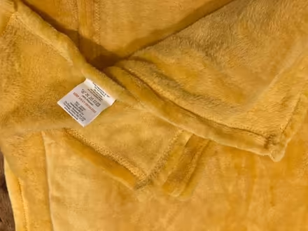 Photo of free Very Soft Rich Yellow Blanket Throw King Double Size (CT21) #2