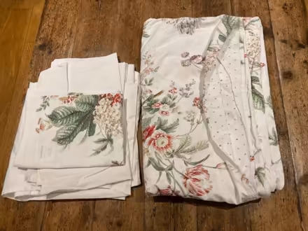 Photo of free Cotton Super King Duvet Set + Pillowcases Flowers (CT21) #1