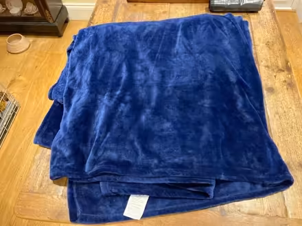 Photo of free Very Soft Super King Size Large Navy Blue Blanket Throw (CT21) #2