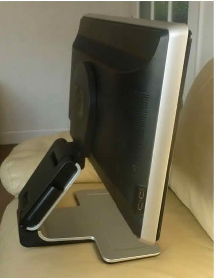 Photo of free HP W2207H flat screen (EH6) #3