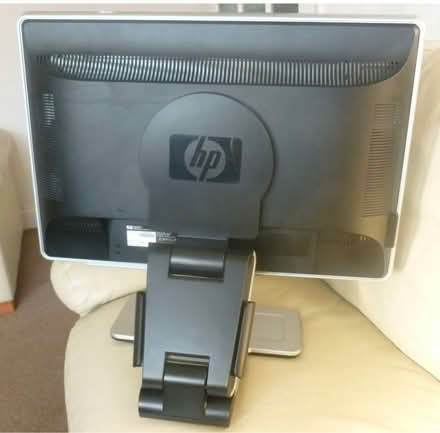 Photo of free HP W2207H flat screen (EH6) #2