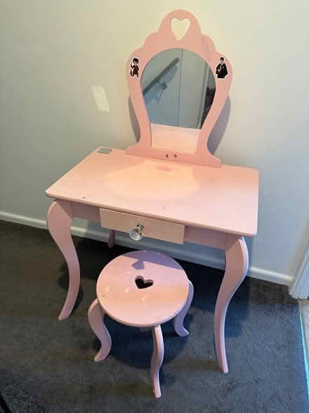 Photo of free Kids pink vanity / dressing table (EN7 cheshunt) #1
