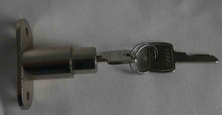 Photo of free locking bolt with keys (Rayleigh SS6) #1