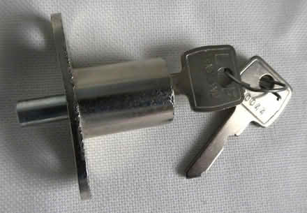 Photo of free locking bolt with keys (Rayleigh SS6) #2