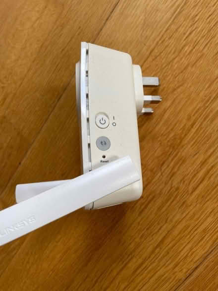 Photo of free LINSYS RE6700 wireless Wi-Fi range booster (Hendon NW4) #2
