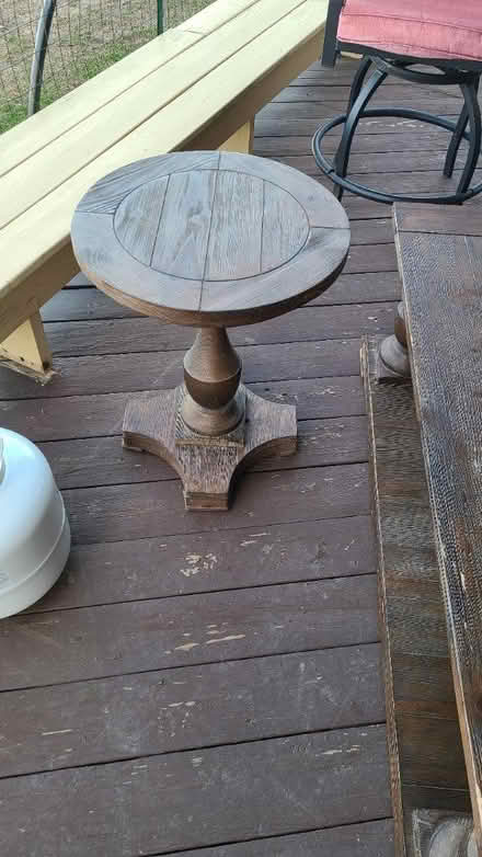 Photo of free Coffee and small round end table (Port Jefferson) #2