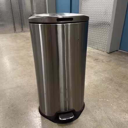 Photo of free Step trash can (West Seattle Admiral) #2