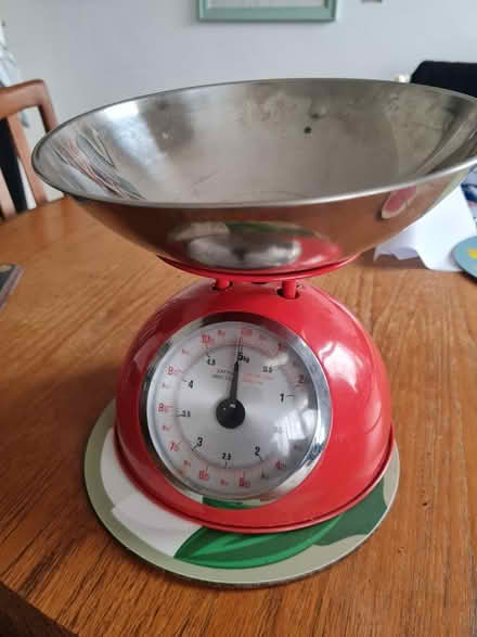 Photo of free Red retro weighing scales (SE25 / CR7) #1