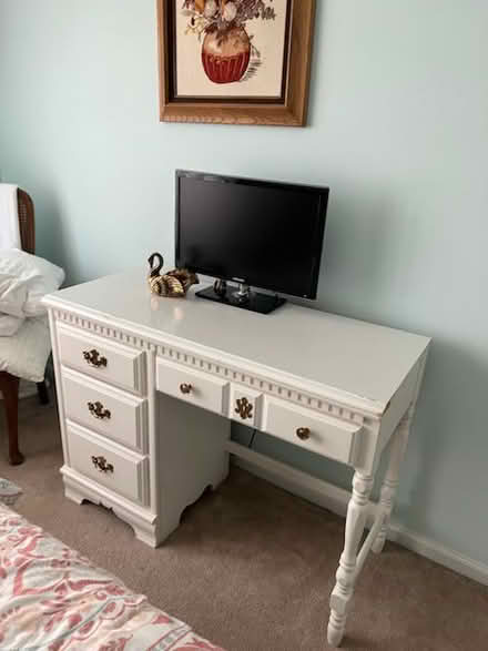 Photo of free White Desk (1223 Scott Place, Warwick, PA) #1