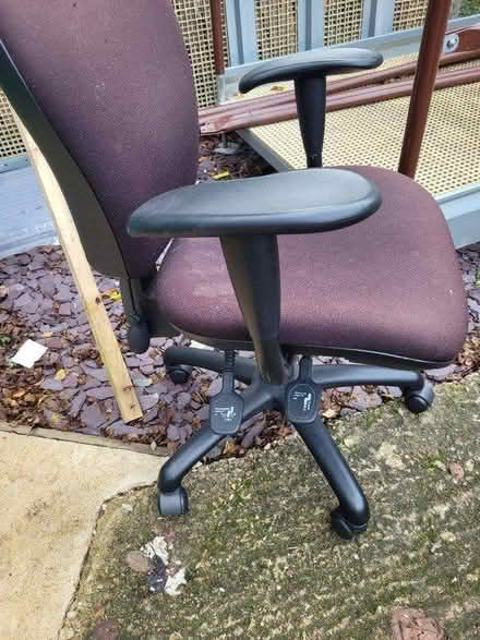 Photo of free large office swivel chair (Sandford OX4) #1