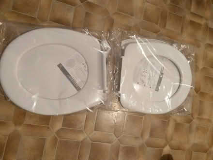 Photo of free New toilet seats (Barnes SW13) #1