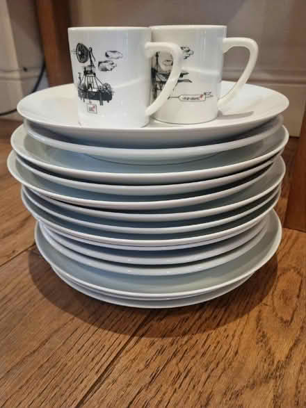 Photo of free 16 plates and 2 mugs (Northchurch HP4) #1