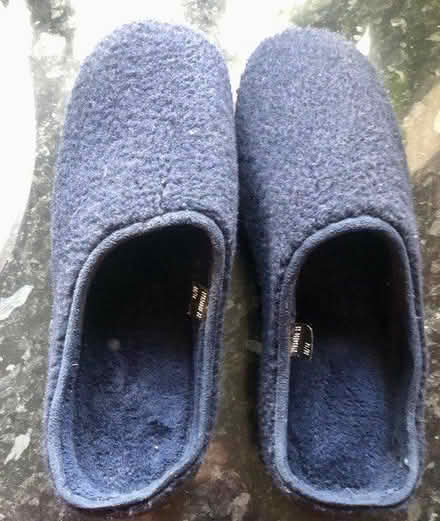 Photo of free Men’s size 11 slippers (SY2) #2