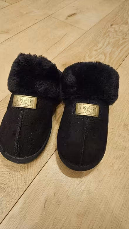 Photo of free Ugg slippers, size 5, worn once (PO19) #1