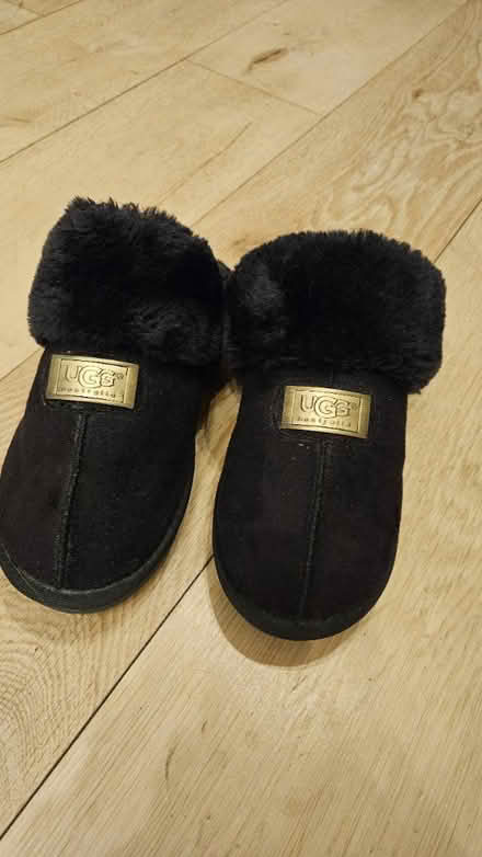 Photo of free Ugg slippers, size 5, worn once (PO19) #1
