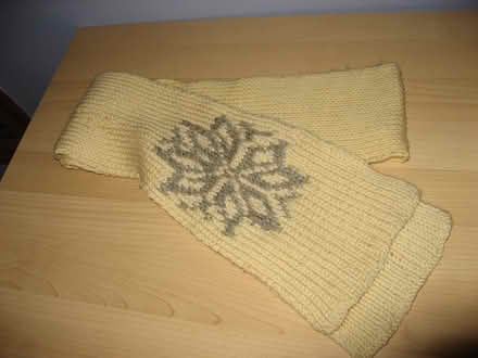 Photo of free white scarf with pattern (Sandy Hill) #1