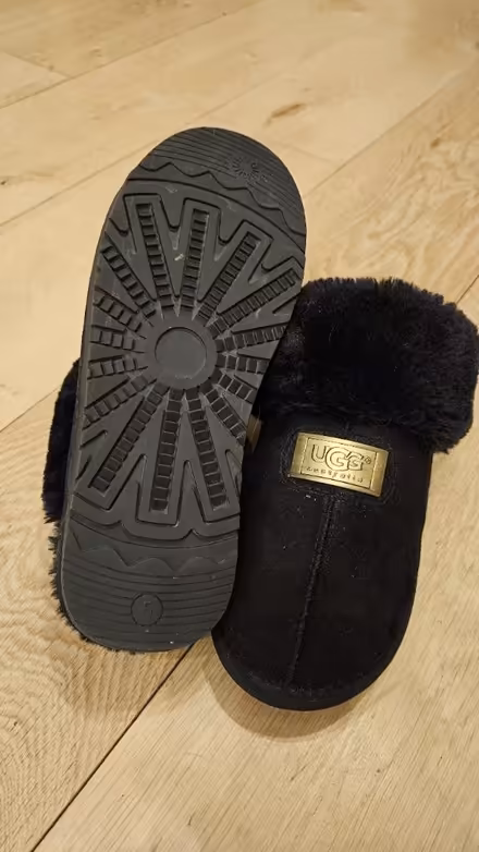 Photo of free Ugg slippers, size 5, worn once (PO19) #2