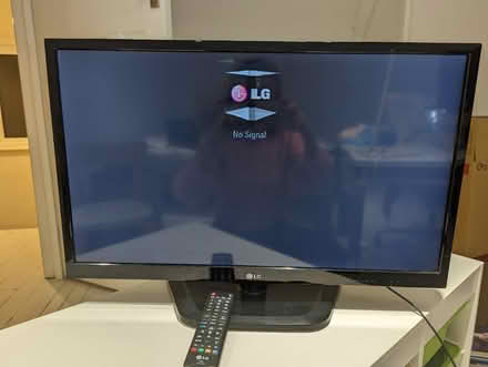 Photo of free LG 28" TV with remote control (Raynes Park SW20) #1
