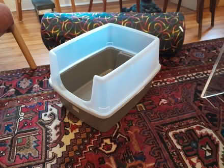Photo of free litter box for cat (near Belmont and Greenview) #1