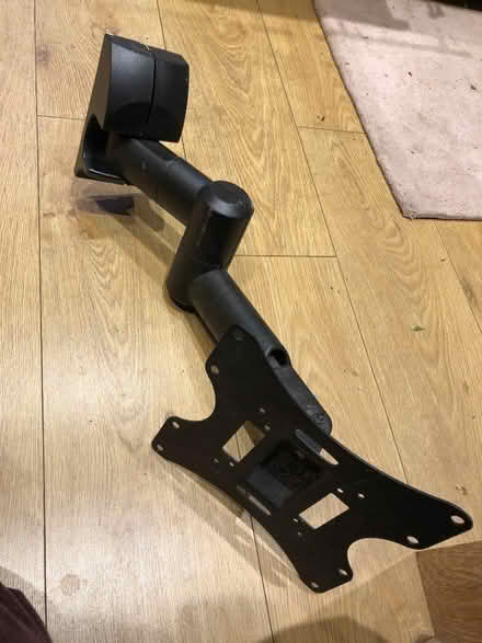 Photo of free TV wall mount no screws (Collier Row RM5) #1