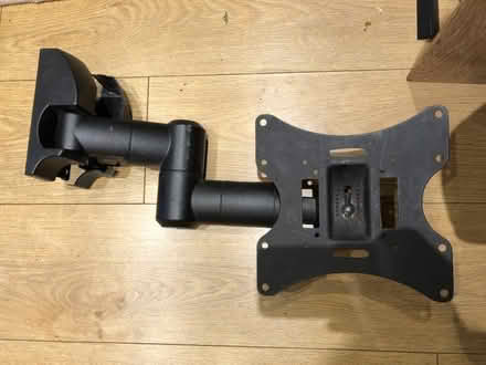 Photo of free TV wall mount no screws (Collier Row RM5) #4