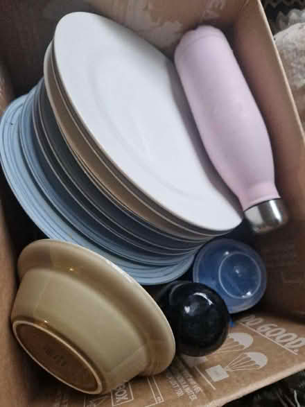 Photo of free Collection of crockery and kitchen items (Linslade LU7) #1