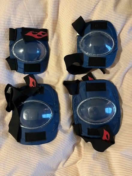Photo of free Set of child’s elbow and knee pads (EH12) #1