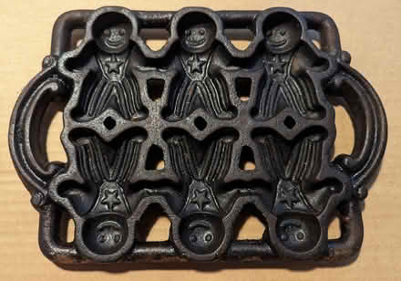 Photo of free cast iron gingerbread pan (North City part of Shoreline) #1
