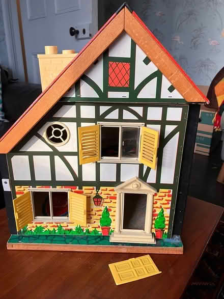 Photo of free 70s doll house (Victoria Park/Brookfield Rd E9) #1