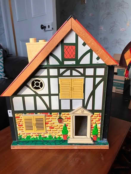 Photo of free 70s doll house (Victoria Park/Brookfield Rd E9) #2