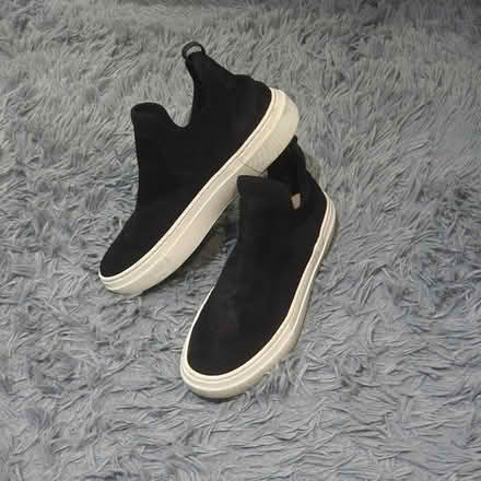 Photo of free H&M suede shoes (South Tottenham N15) #1