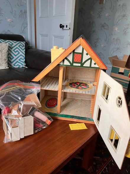 Photo of free 70s doll house (Victoria Park/Brookfield Rd E9) #3
