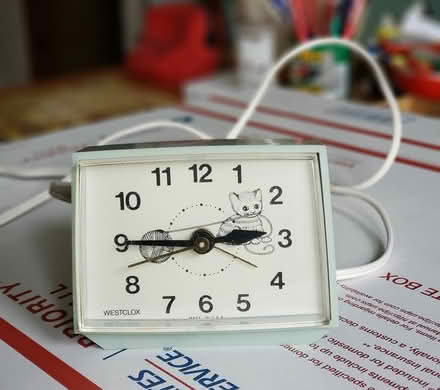 Photo of free old school plug-in clock (West Seattle) #1