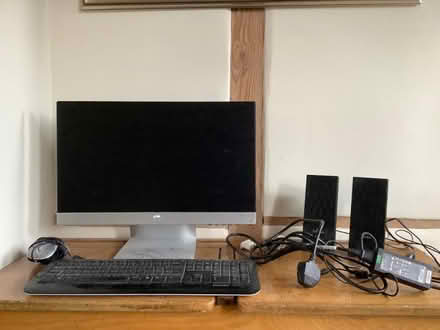 Photo of free Computer screen, mouse, wireless keyboard and speakers (Meole Brace SY3) #1