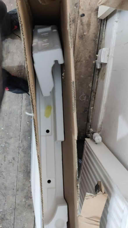 Photo of free 43 TV box with foam (Croydon CR0) #2