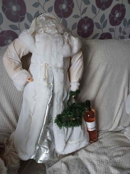 Photo of free A very tall santa claws (B63 halesowen) #2